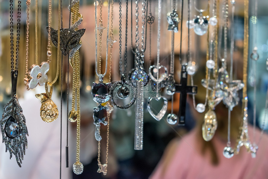 零售展示的藝術(shù) 從珠寶到漁具的多元世界